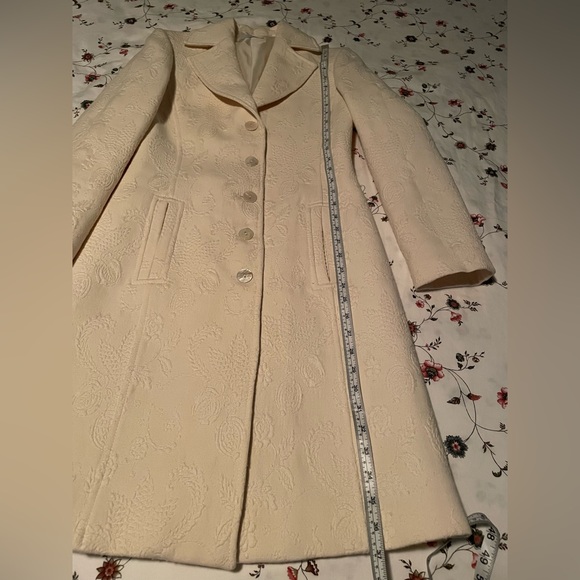Elegant Italian Coat with Soft Broidery Pattern - Picture 6 of 11